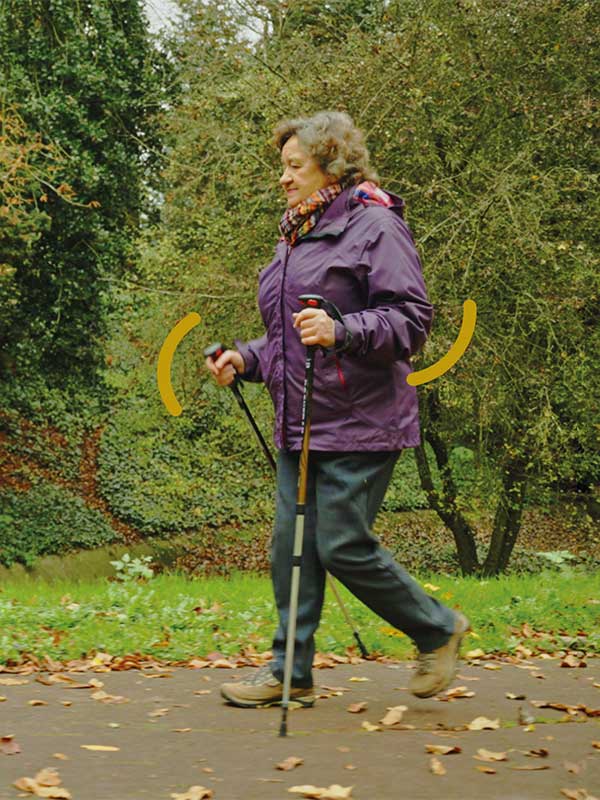 couple de senior qui se promène dans un parc